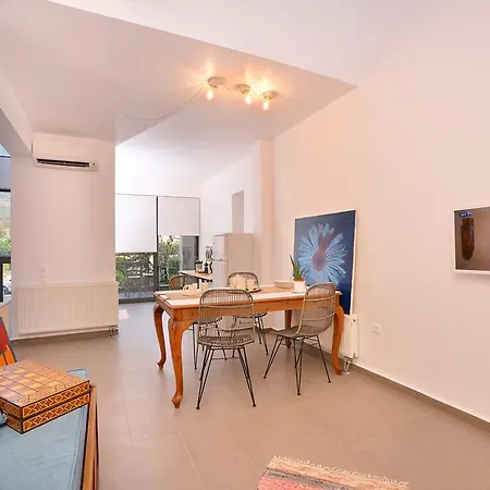 East-west * Kalamáta