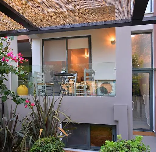 East-west Nyaraló *